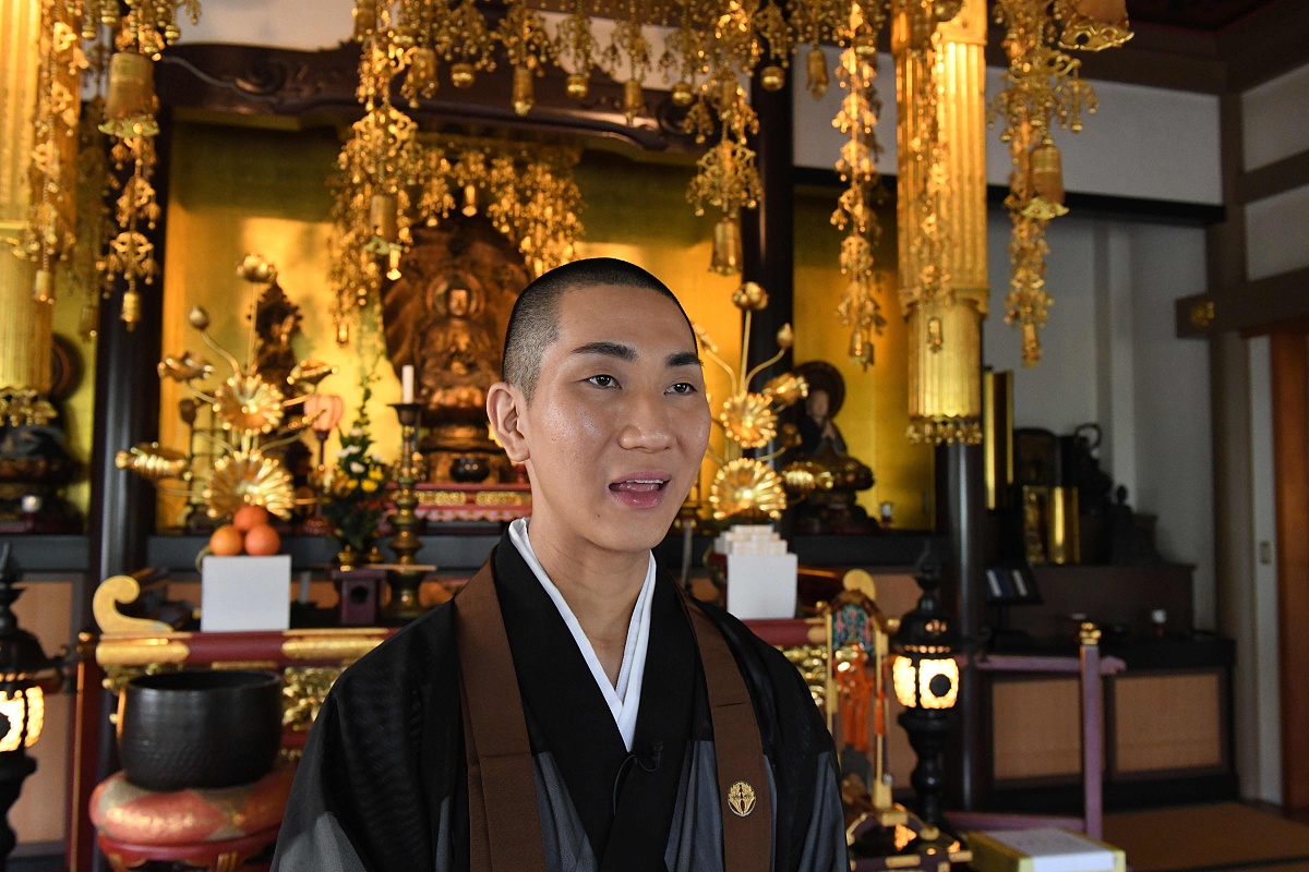 当地时间2018年7月19日,日本东京,日本化妆师兼僧侣西村宏堂在寺庙接