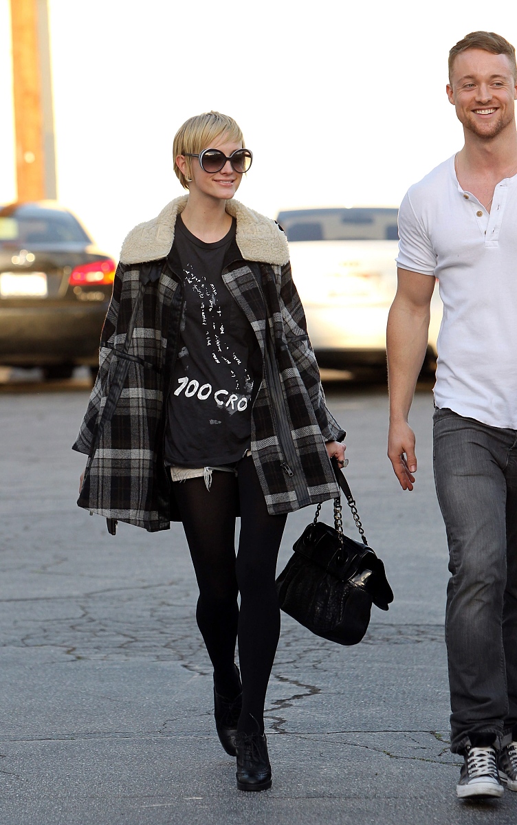 白色栅格表示机器人可以通过的区域；黑色栅格表示存在障碍物机器人不能通过用中文改写上面这句话