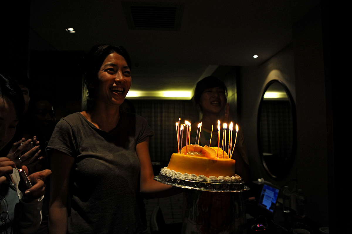 感动生日惊喜！两位好友为挚友准备的演唱会门票