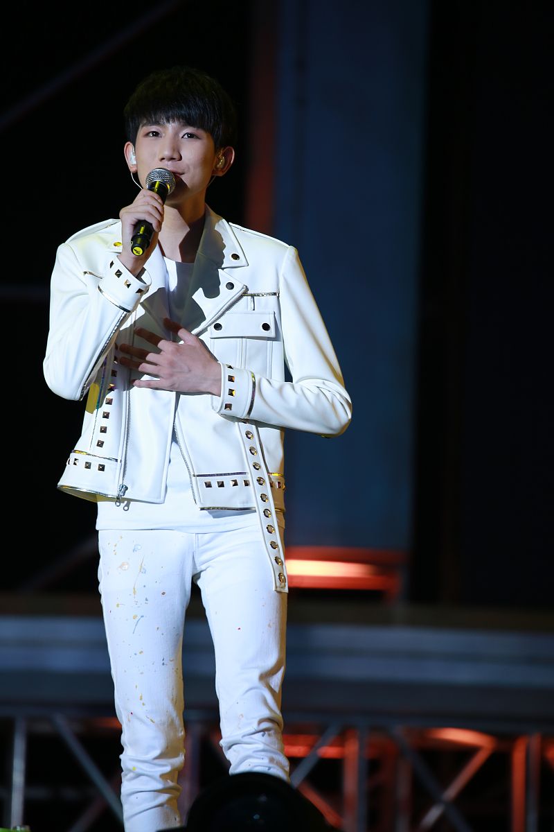 王源综艺节目再唱《骄傲》 燃情演绎引粉丝共鸣