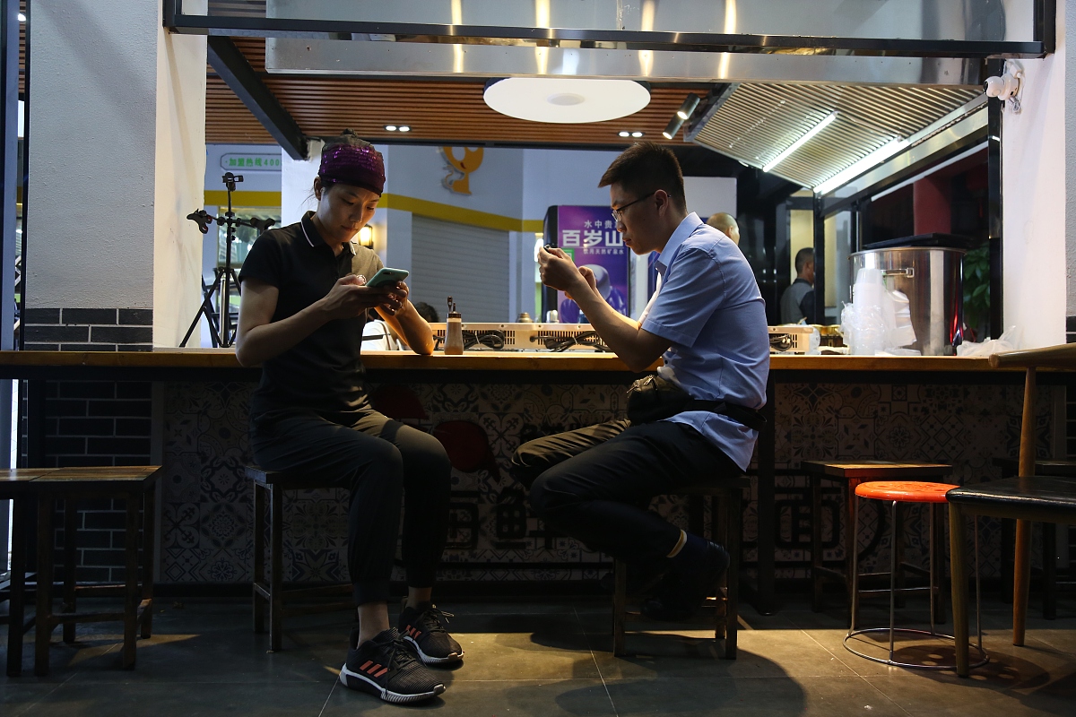 雷雷和红红一见如故非常珍惜彼此即使是异地也保持联系。--n雷雷惦记着红红一时忘记了布局自己的未来可是回家乡开创自己的事业也是一个很大的成就尤其是在乡下不富裕的家庭中让家人受益让他们觉得比起离家进城回乡发展效果更好。-红红有了一种做不到的挣扎感觉心里的阻力在增大她知道自己可以给雷雷很多只要是雷雷想要的她可以直接出钱买但她并不知道雷雷真正想要什么就像她每次给弟弟买东西他却始终没有满足一样她一直担心她的经济支持并不能让雷雷最终得到满足。-雷雷看出了红红的心意他将红红的心意告诉父母从中介绍他的事业给家人