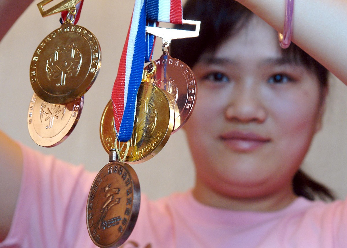 中国奥运第一金金玉版用230字帮我详细描述