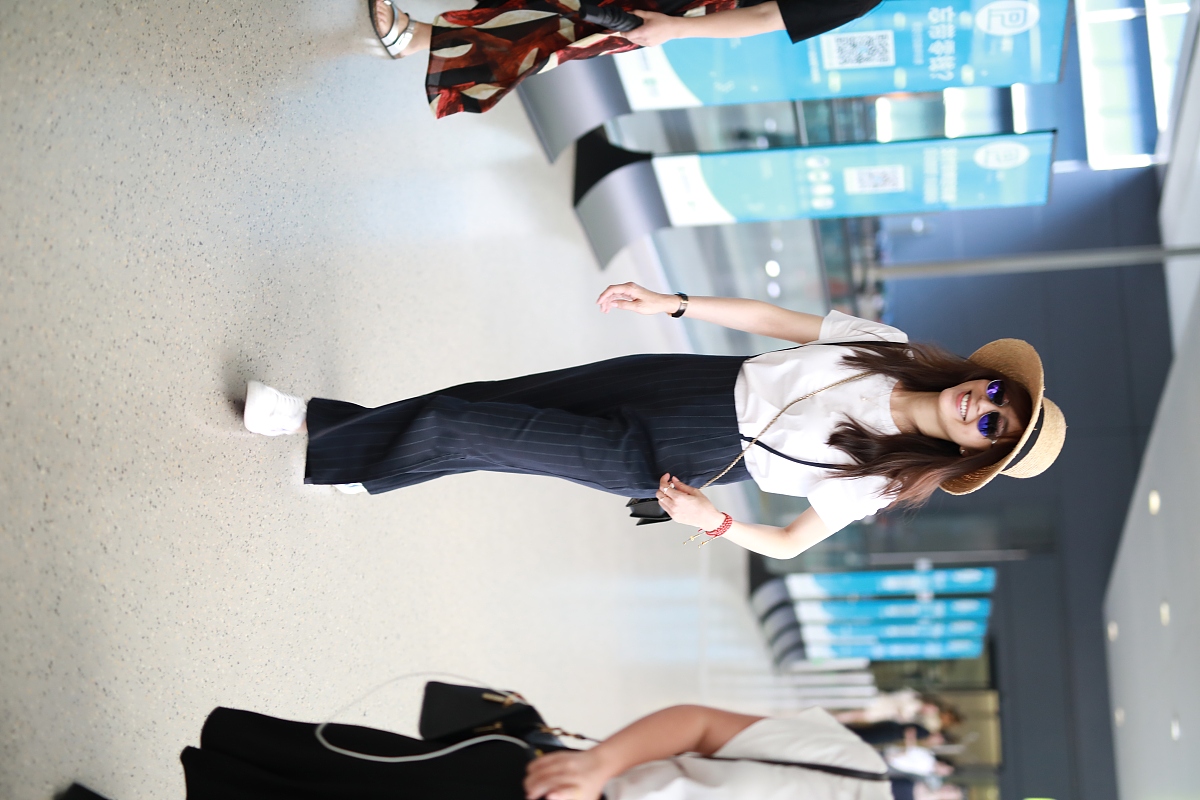 翻译：Release material at t_1