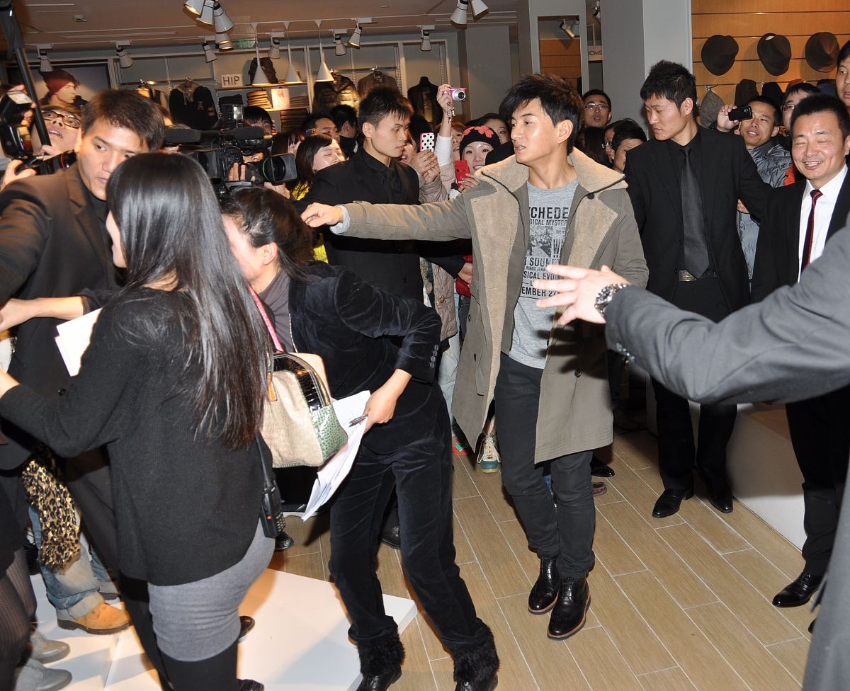 2011年12月19日讯,上海,日前,吴奇隆出席完某活动后离开.  ***_***吴