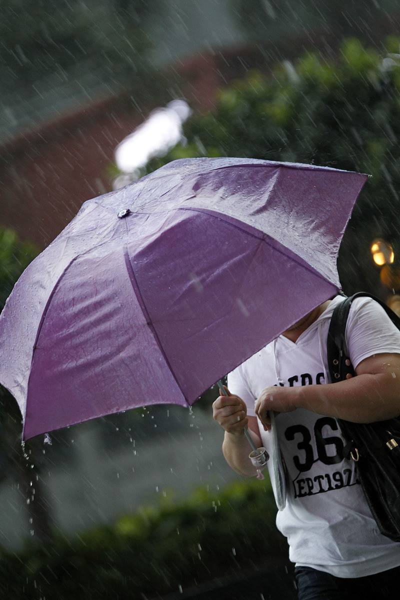 女朋友朋友圈暗示：雨不会一直下，喜欢的歌也不会只听一次，什么意思？