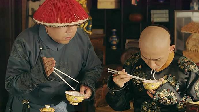 皇上吃饭跟璎珞赌气,放嘴里直接吐出来,李玉的苏造肉馋的流口水