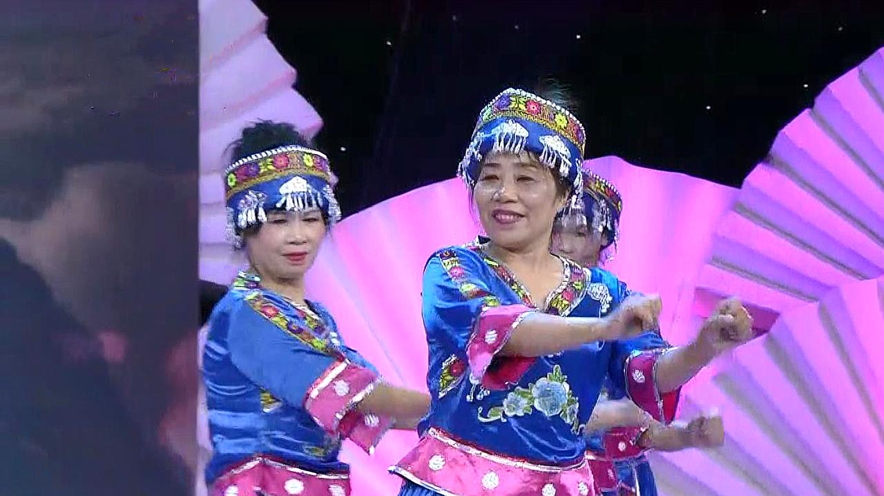 欢快苗寨风情广场舞《幺妹住在十三寨》,这么好看的视频不看吗?