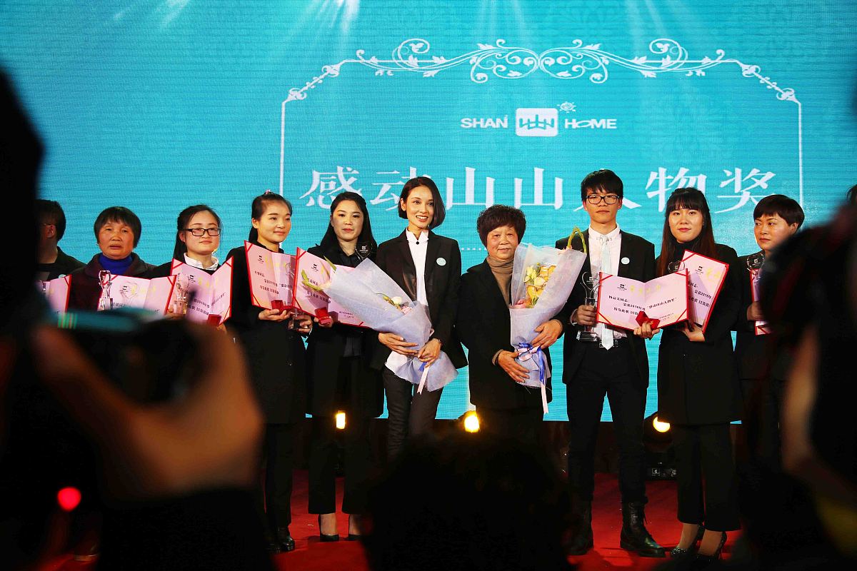 你作为餐饮店老板你们店有4个员工模拟4个员工的绩效