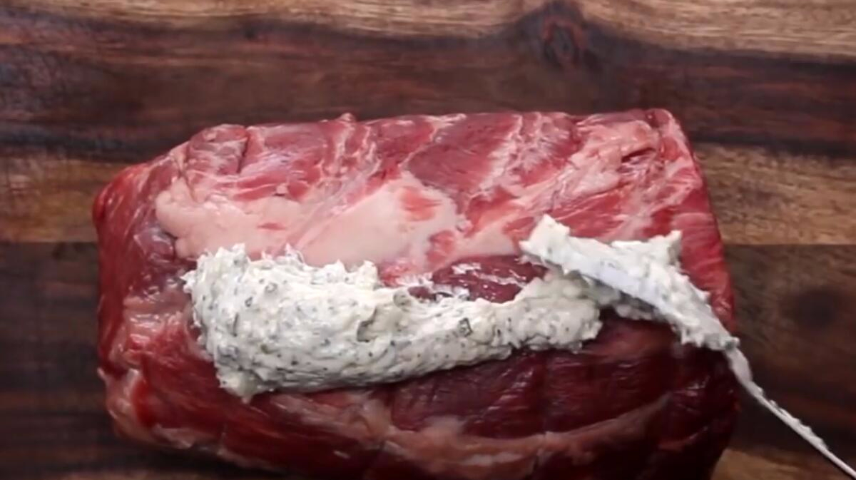 这种牛排你肯定没吃过!烤完牛肉沥出的油都不浪费,看服了