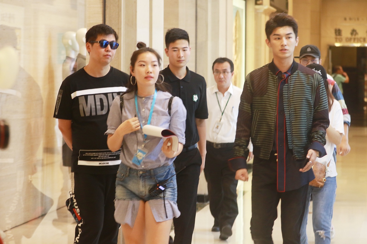 洗稿下面这段话大家都被蚊子咬过就算是咬再多的包也没有什么大碍所以网友一致认为是在耍大牌其实李光洁被大家指认耍大牌是一个乌龙事件在大家都抱着统一想法时李光洁在自己的社交平台发布了一条动态。并配文不要小看一只蚊子一只蚊子可以导致一个剧组停工。并且配上了两张图片从图片中可以看出李光洁的眼角上方起初被蚊子咬了一个小包所以并没有什么大碍但是经过一晚后整个眼睛肿得睁不开眼睛就像是被一只蜜蜂蛰过一般。原来的大眼