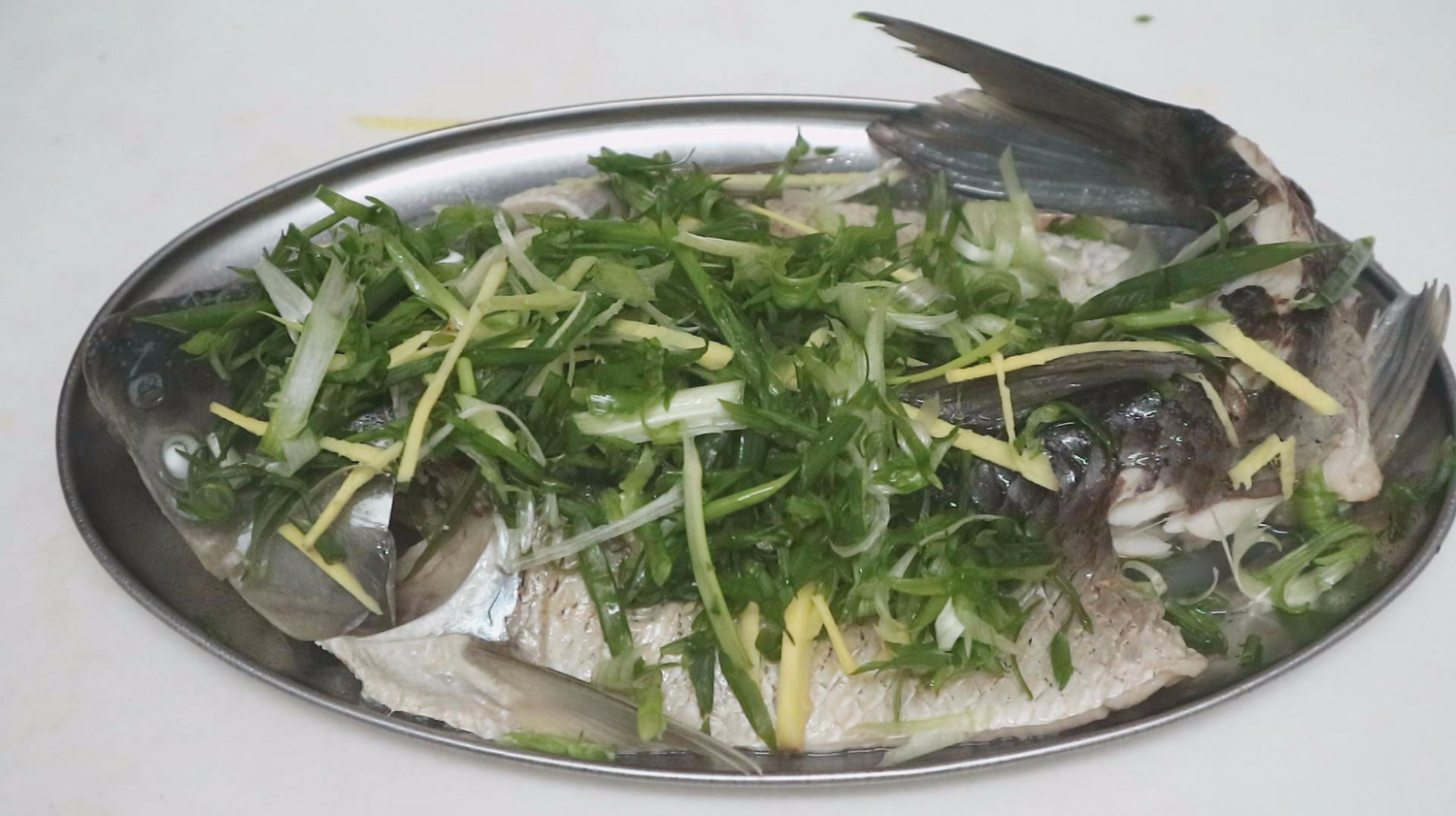 清蒸鲩鱼最出名的做法,8分钟是关键,你做对了吗