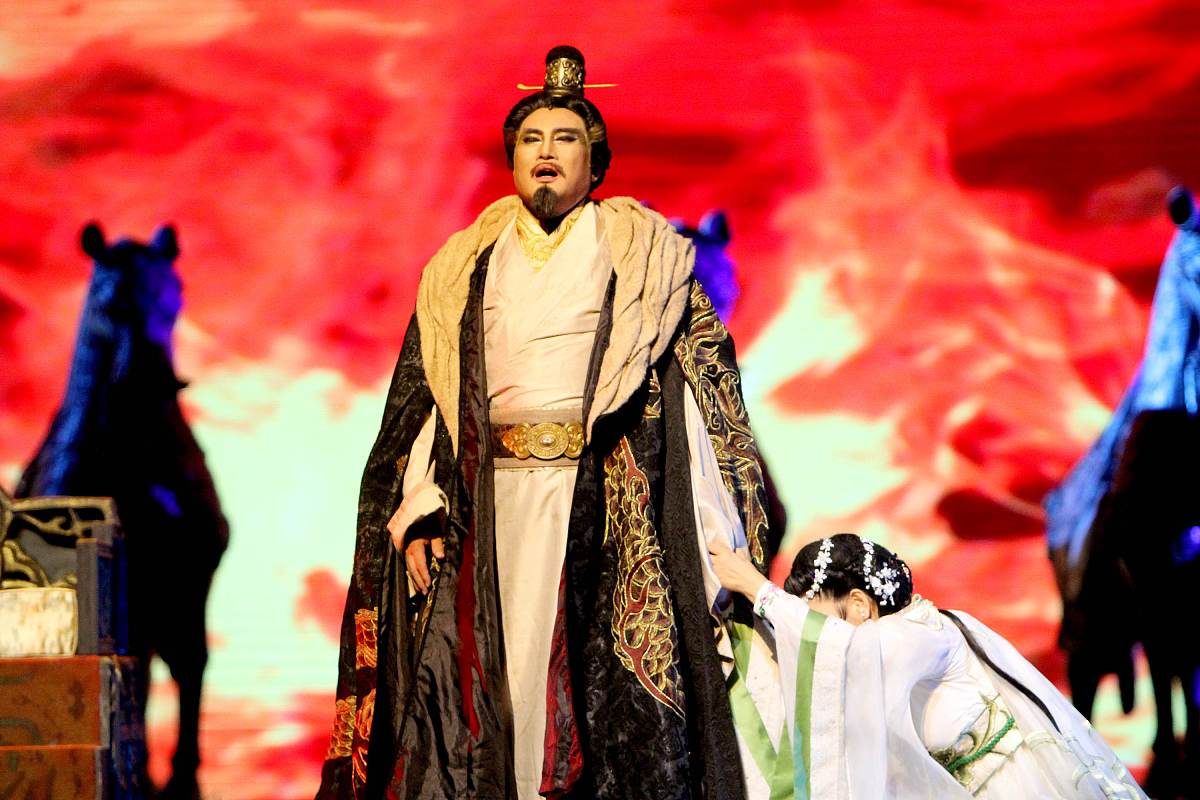 写一个短话剧素材来源于中国历史话剧人数在5人左右。背景：屈原是一个才华出众、热爱国家、胸怀大志的忠臣经常向楚王提出治国的好建议一心想使楚国变得更强大。在楚国人民都很敬重屈原。可惜后来屈原收到了奸臣的诽谤和排挤被逐出京城流放外地无法为国效力只能眼睁睁的看着楚国一天天衰败下去。最后屈原知道楚国被攻破后内心悲愤不已心如刀割随后跳江自尽以身殉国。