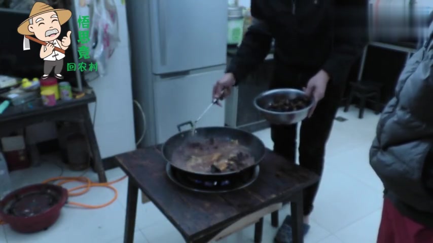 辉哥弄了两条无甲鲤鱼,煎第二条时鱼差点蹦出油锅 哈哈哈