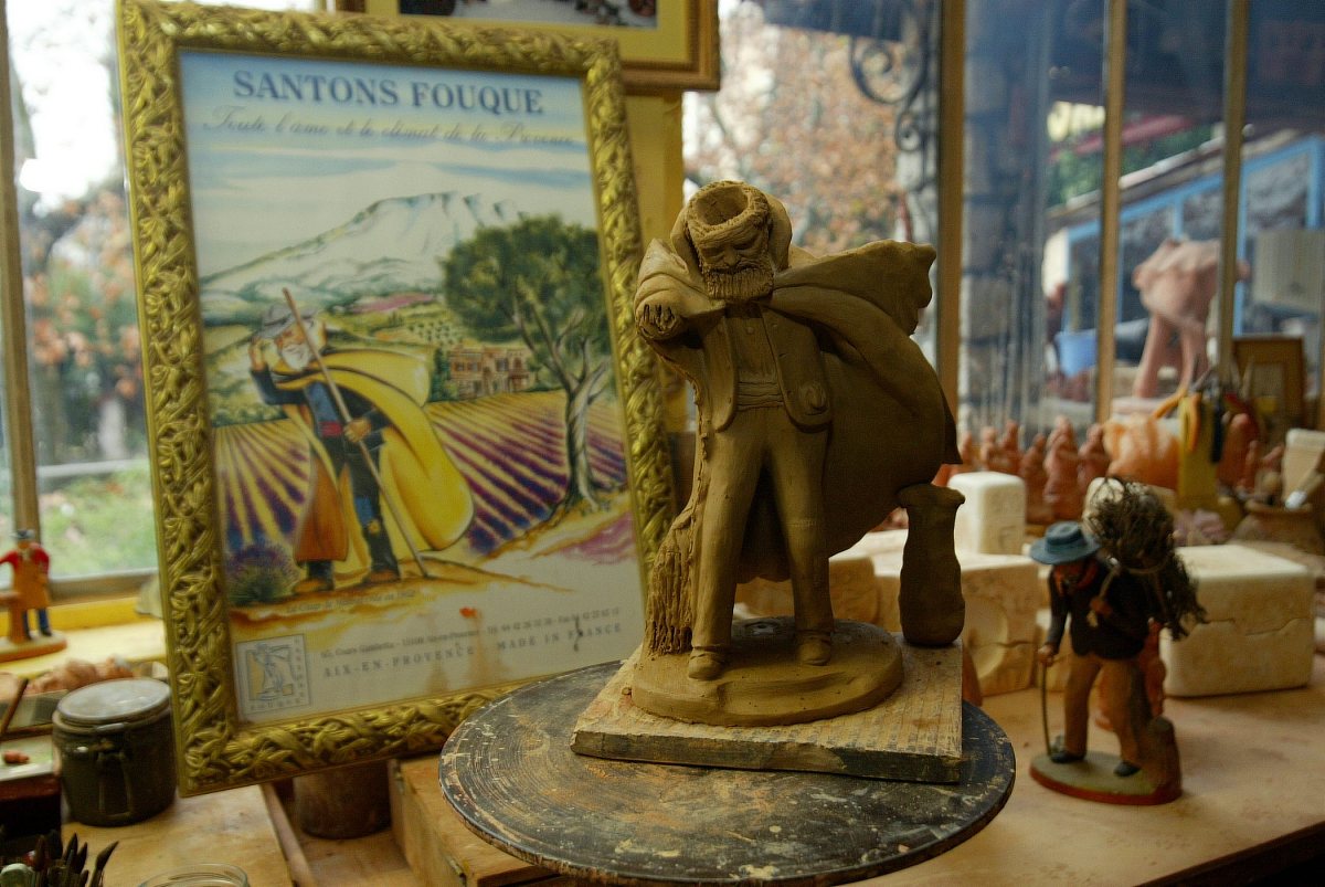 胜负：1、比赛采用三局两胜制每局25分。2、由首先赢得25分并且超过对方2分的队获得本局胜利。3、决胜局先得27分的队获胜。根据这些规则改写上段文章