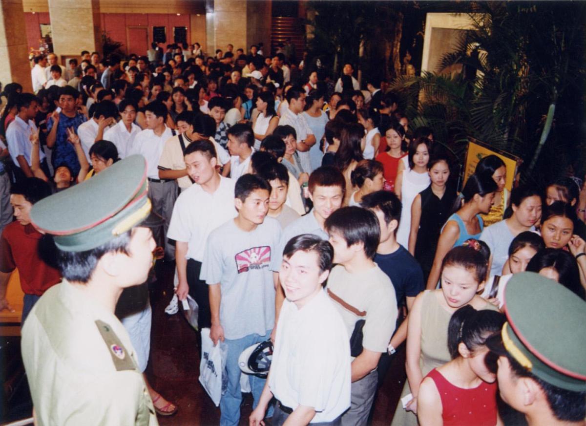 空乘工资揭秘：薪资构成、影响因素及趋势