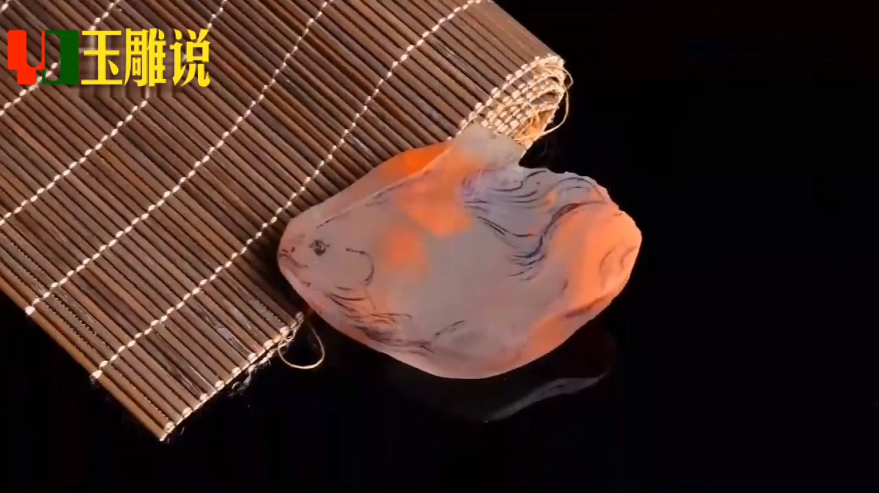 我是玉雕师,用一件极品南红玛瑙雕刻一条金鱼,成品人见人爱