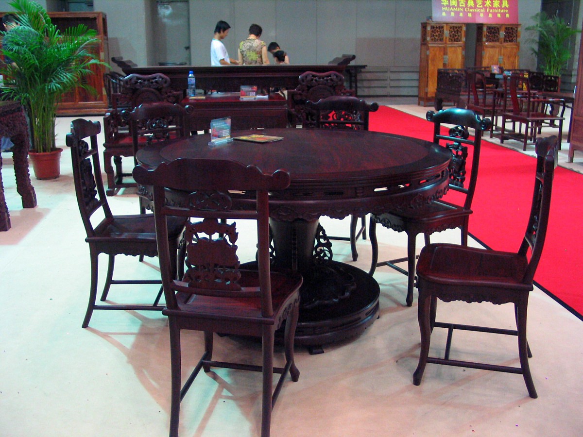 2007年7月28日,北京,中国仙游古典工艺家具精品展上展示的价值18万元