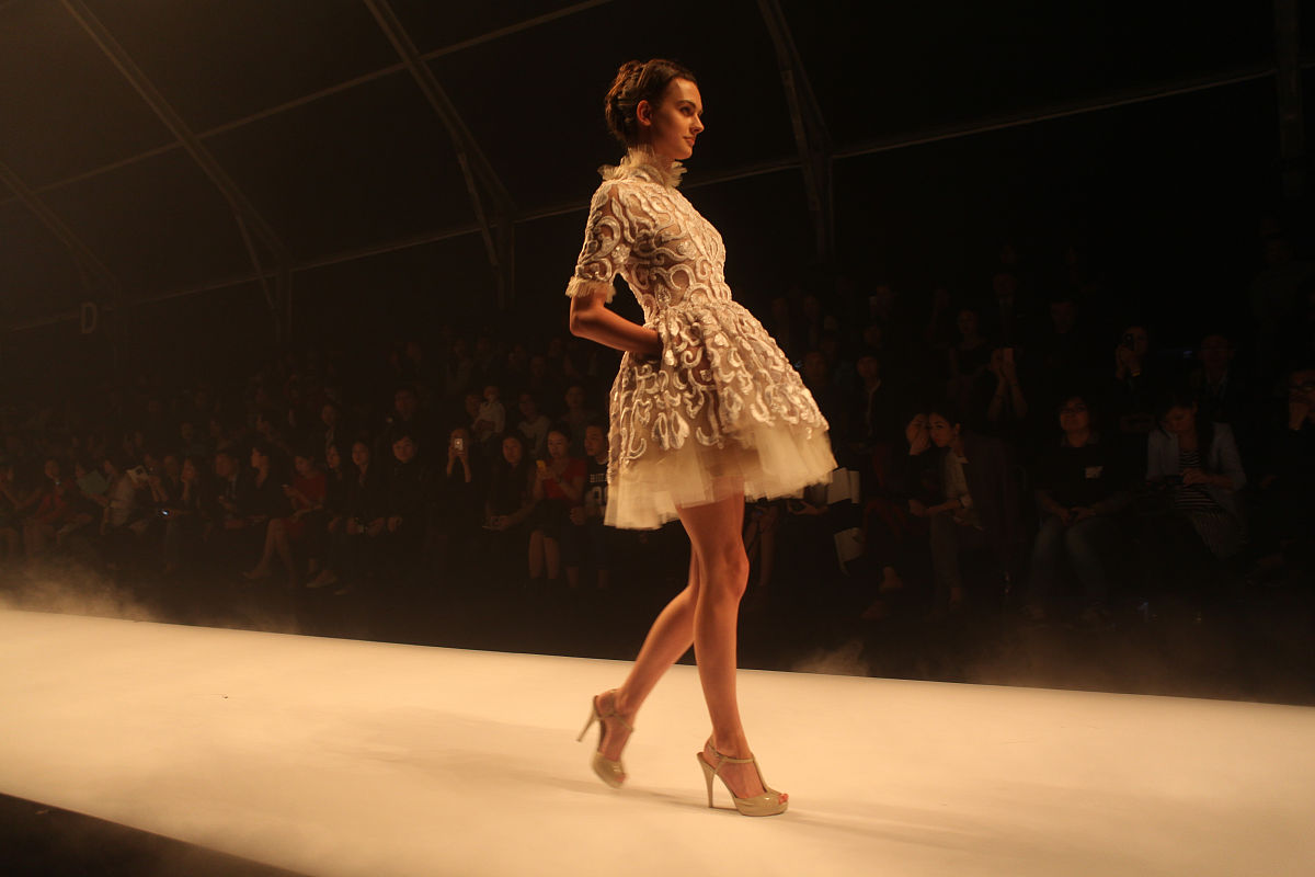 十个字以内冷笑话：没钱，但我梦想！