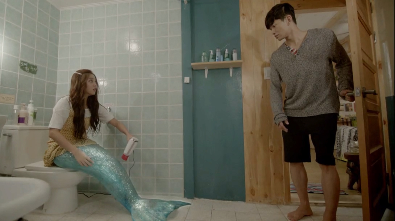 美人鱼不慎露出尾巴,用吹风机吹干鱼尾时,室友却突然闯了进来