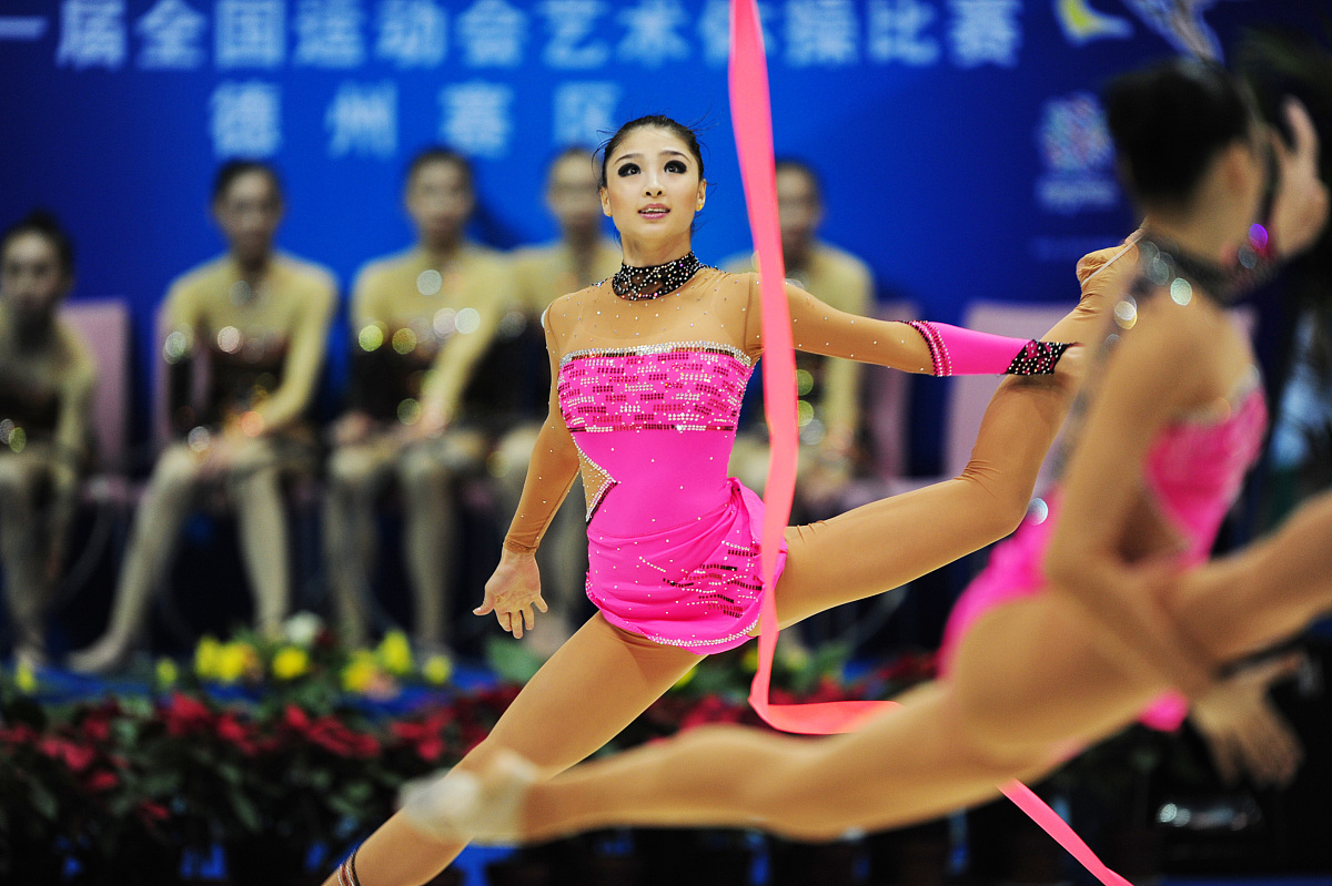 帮我写一段关于《2023年成都市体彩杯艺术体操比赛暨成都市排舞、体育舞蹈、团体操交流赛》的主持人开场白要写的文艺一点