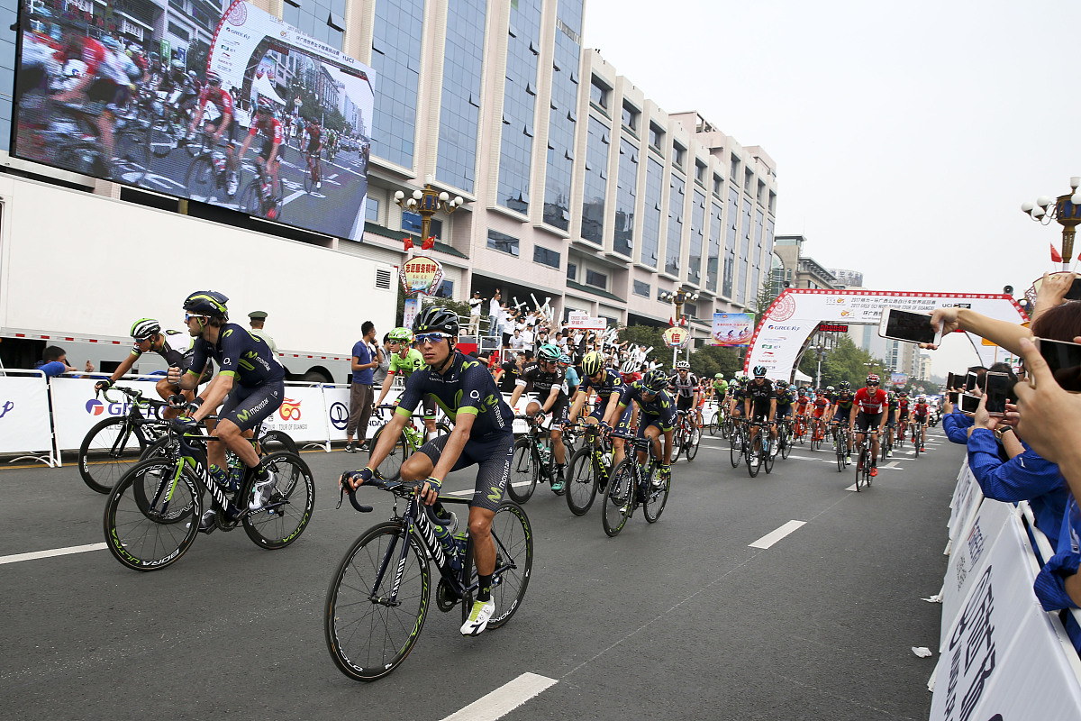 扩写：然而在比赛的第二天我们遇到了一些不同寻常的情况。赛题与往常的评分规则产生了极大的变化这对我们来说是一个意外的挑战。很明显我们并没有保持着一贯的平和心态。在时间分配上我们也出现了主观性的问题导致一些混乱。