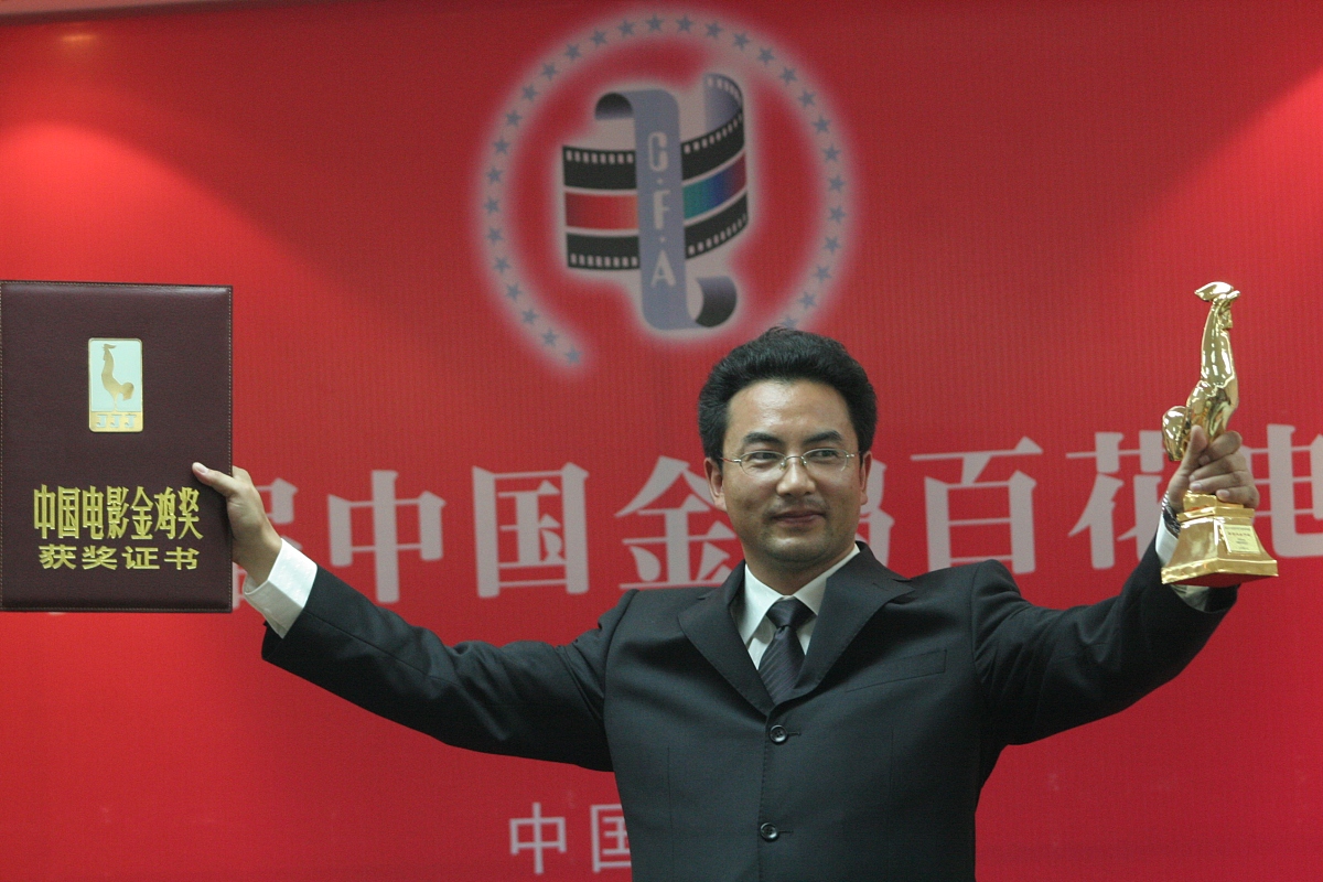 2005年11月12日,三亚,第14届金鸡百花电影节颁奖礼,万玛才旦荣获导演