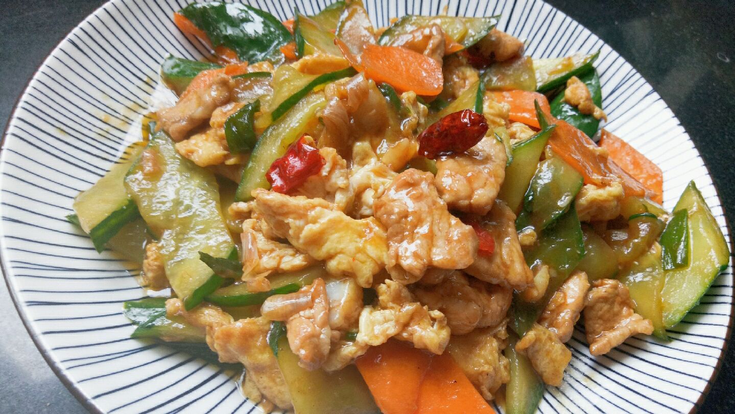 黄瓜肉片炒鸡蛋 这小炒味不错 家里来客人拿的出手的一道下酒菜