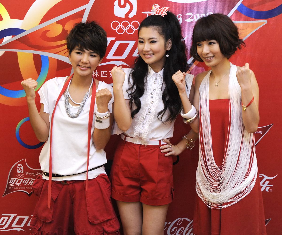 2008年8月7日,北京,she在北京奥运圣火北京第二天传递结束后演绎了可