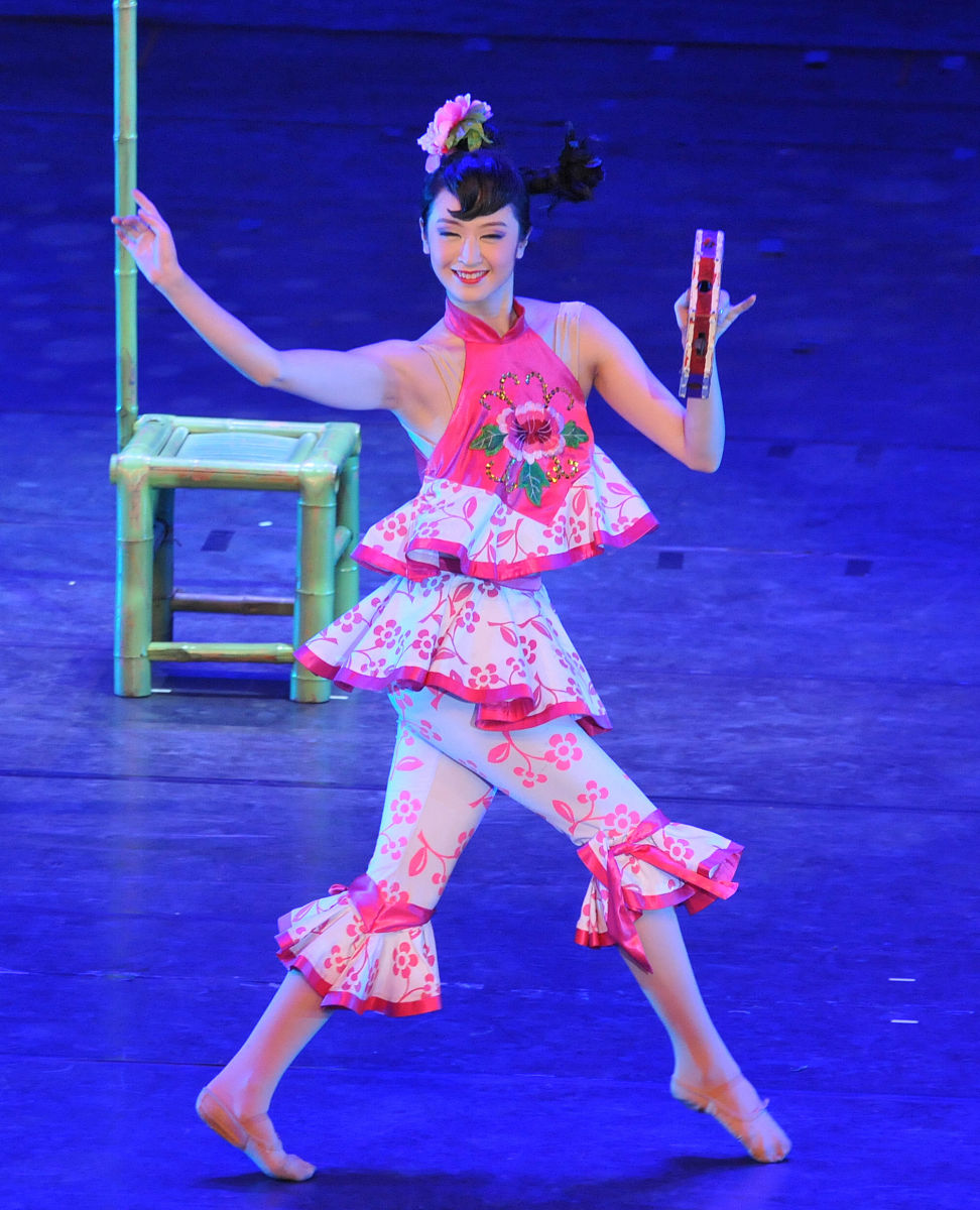 第一部分：阐述自入校以来对学校整体的看法或者自己的对学校中诸多事物的接触或感受禁止反党反学校安排要求的发言第二部分：从上一段文字引入到本学期关于本专业所接触到的 《戏剧形体戏曲身段2》课程。分四个方面来阐述1、戏曲身段基本姿态练习；2、戏曲身段手位脚位姿态练习；3、戏曲身段徒手组合练习；4、戏曲身段 扇子姿态练习1扇子组合练习 2内容主要以说明每个章节分别学习到的动作专业术语包括手型站姿身段、造型