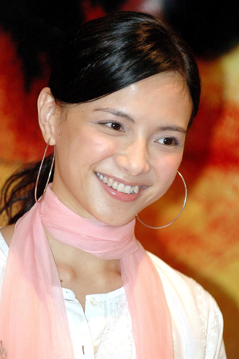 2004年9月8日下午,电影《头版头条》在北京举行的简单的首映仪式.李心