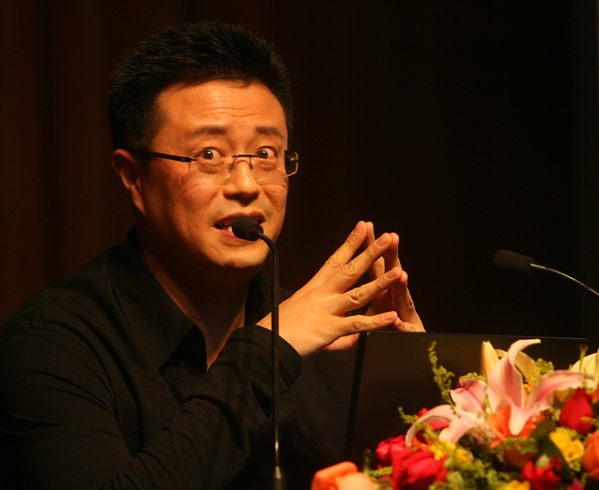 2010年4月15日,西安,中央电视台主持人白燕升在西安交通大学开讲座:《