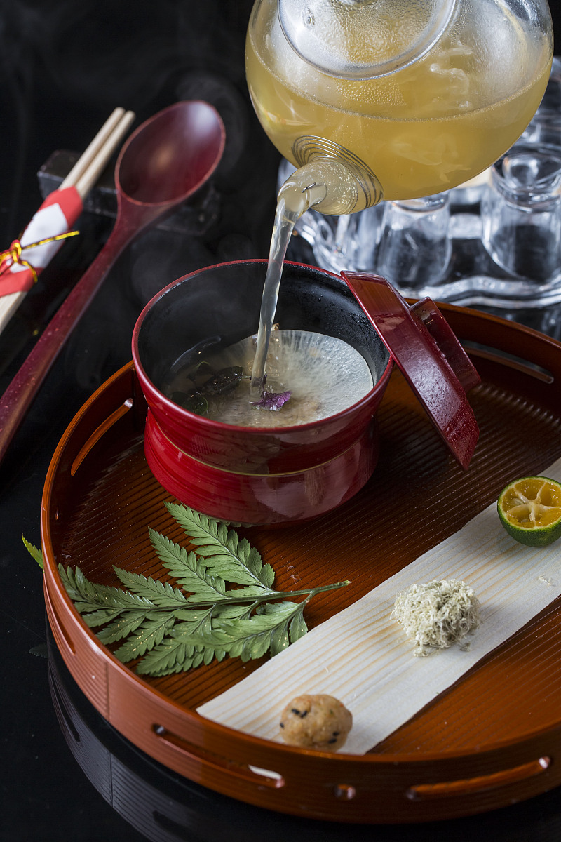 ***_***日本料理要求色自然,味鲜美,形多样,器精良,食材呼应季节,是用