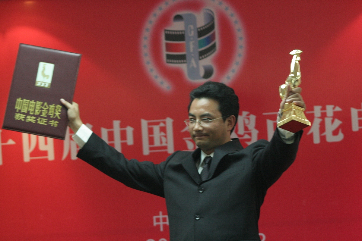 2005年11月12日,三亚,第14届金鸡百花电影节颁奖礼,万玛才旦荣获导演