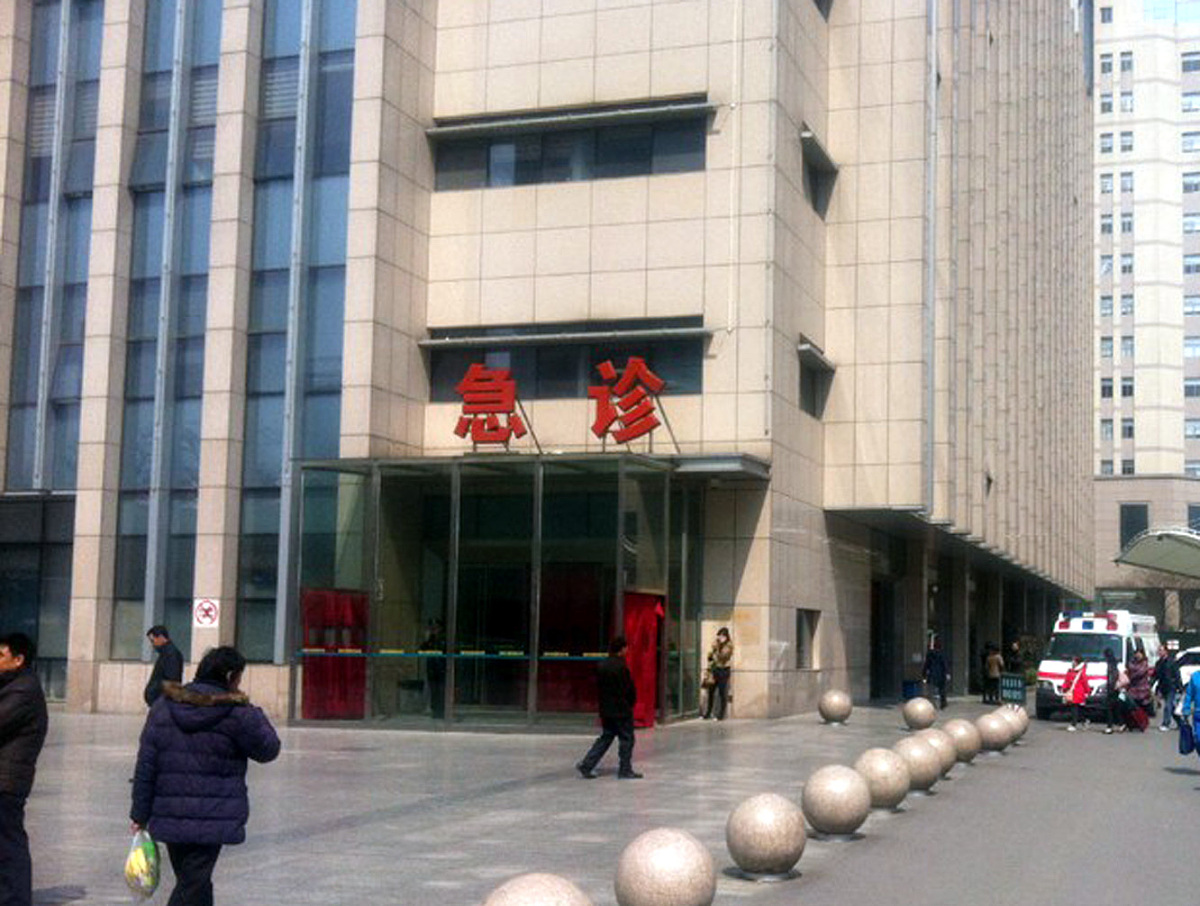 烫伤刚发生的几分钟内要处理得当：小面积烫伤、轻度烧伤立即冷水冲洗15～30分钟干纱布外敷。A对B错
