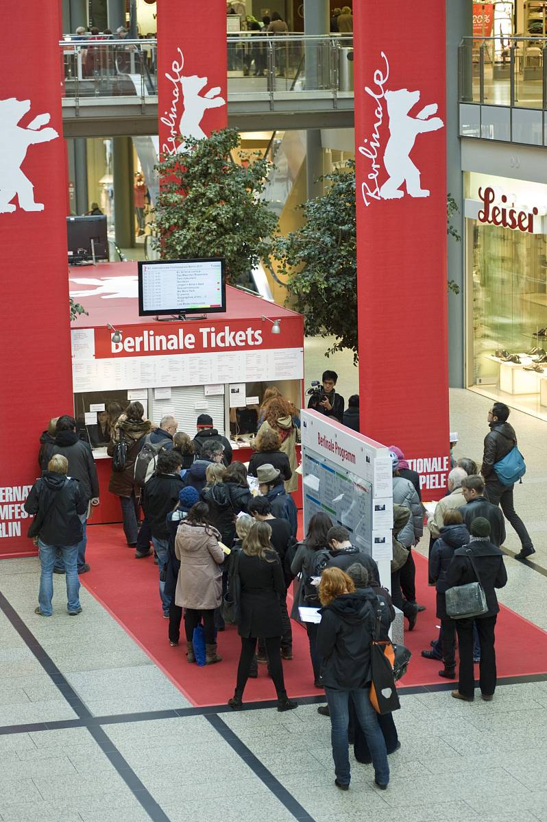 2011年2月9日讯,柏林,柏林电影宫(berlinale palast)外工作人员紧张布