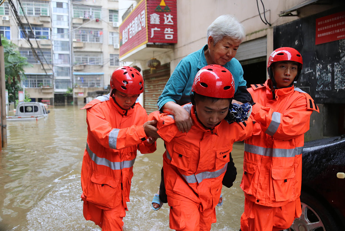 暖心！消防员助90岁迷路老人回家