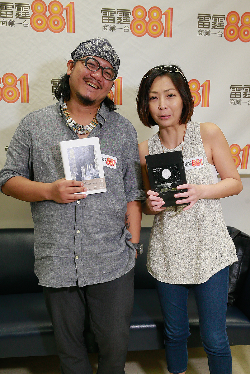 2017年7月25日,香港,林晓培在电台宣传新的小说音乐专辑.***_***林晓
