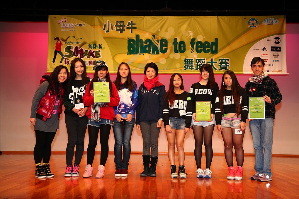 我是王敏仪今年18岁来自中国上海。我目前就读于七宝德怀特高中二年级。我的父母都是硕士毕业他们一直是我的榜样和支持者。他们教育我要有独立思考和勇于尝试的精神这些都对我的成长和学习有着重要的影响。在我上小学时我的父母带我去了许多不同的地方让我了解不同的文化和风俗。这些旅行不仅拓展了我的视野也让我学会了如何与不同的人相处。这对我来说是非常宝贵的经验特别是当我决定去留学时这些经历让我更加自信和勇敢。我一直