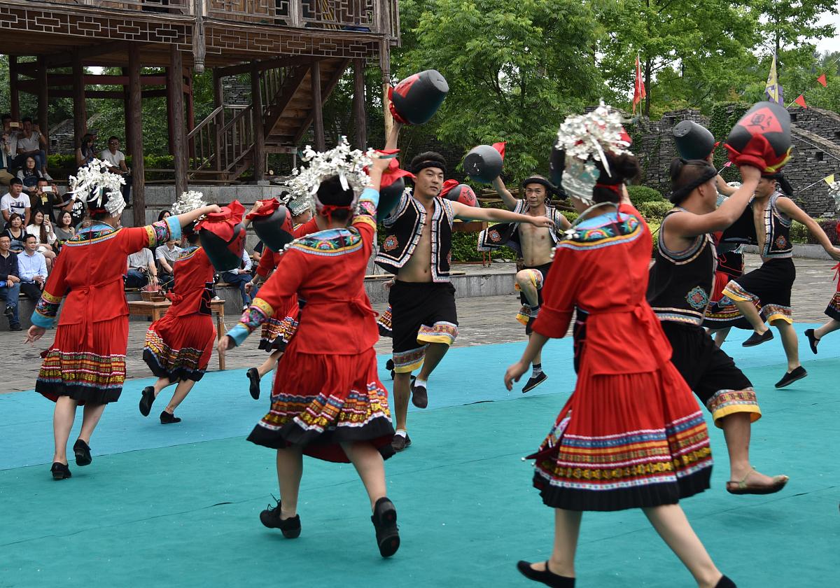 ***_***2017年5月24日,苗族同胞在贵州省松桃苗族自治县苗王城景区表