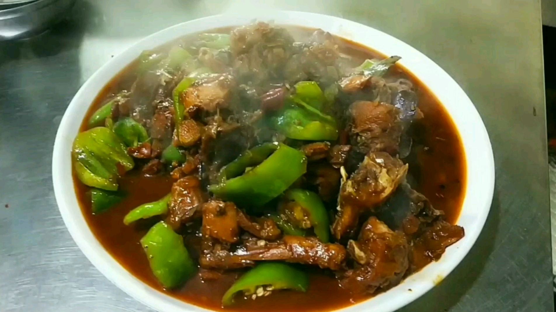 红烧大盘兔这样做才好吃,颜色红亮兔肉脱骨,厨师教你做
