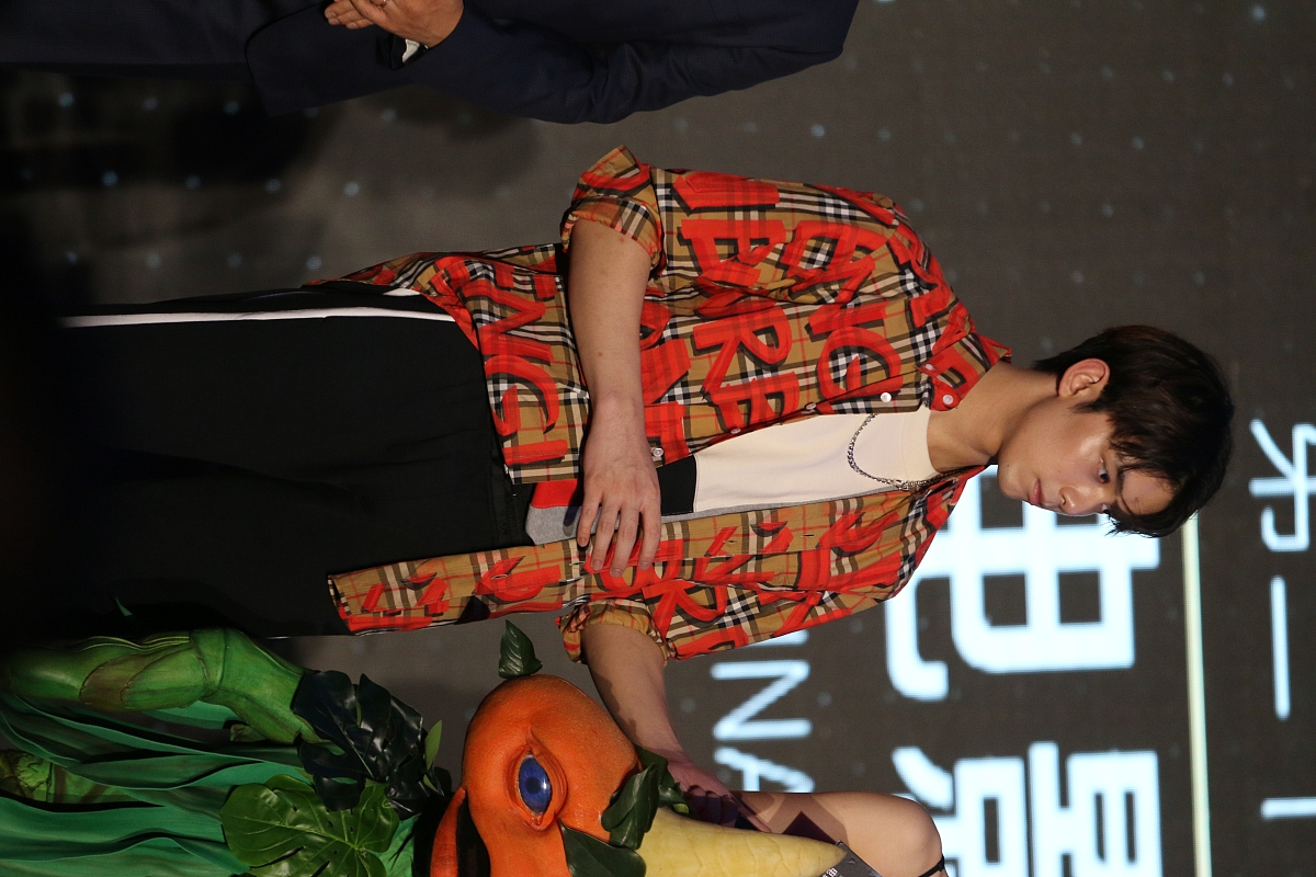 21届上海电影节:杨幂佟丽娅单白t依旧女神 亲密热聊放电