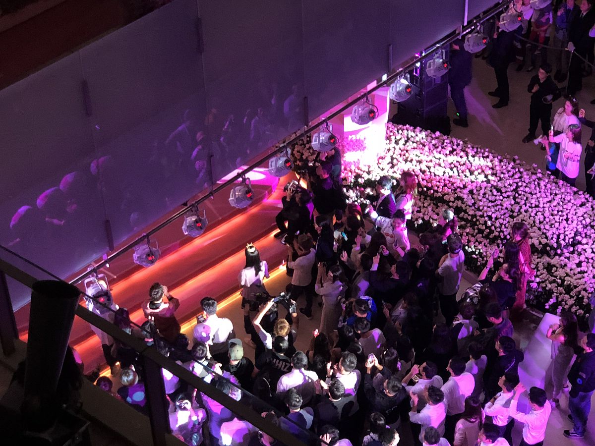 帮我拟一段关于嘉宾要来韶关K ONE PLUS酒吧参加见面会的段子用于拍VCR不要太长