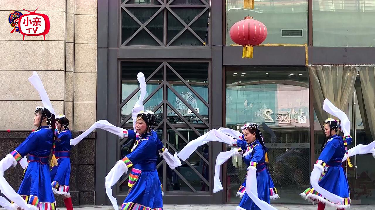 藏族经典广场舞《想西藏》,舞姿优美,每一帧都是一张壁纸