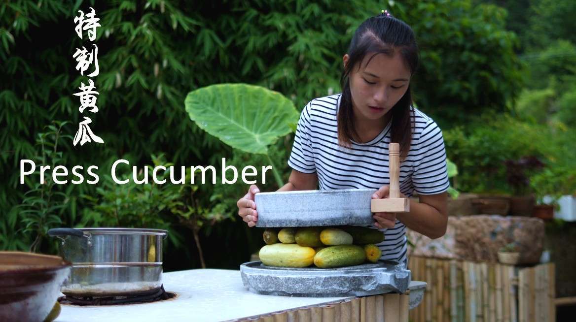 用石头压榨特制的黄瓜是淡白粥的救星,搭配着白粥让人胃口大开