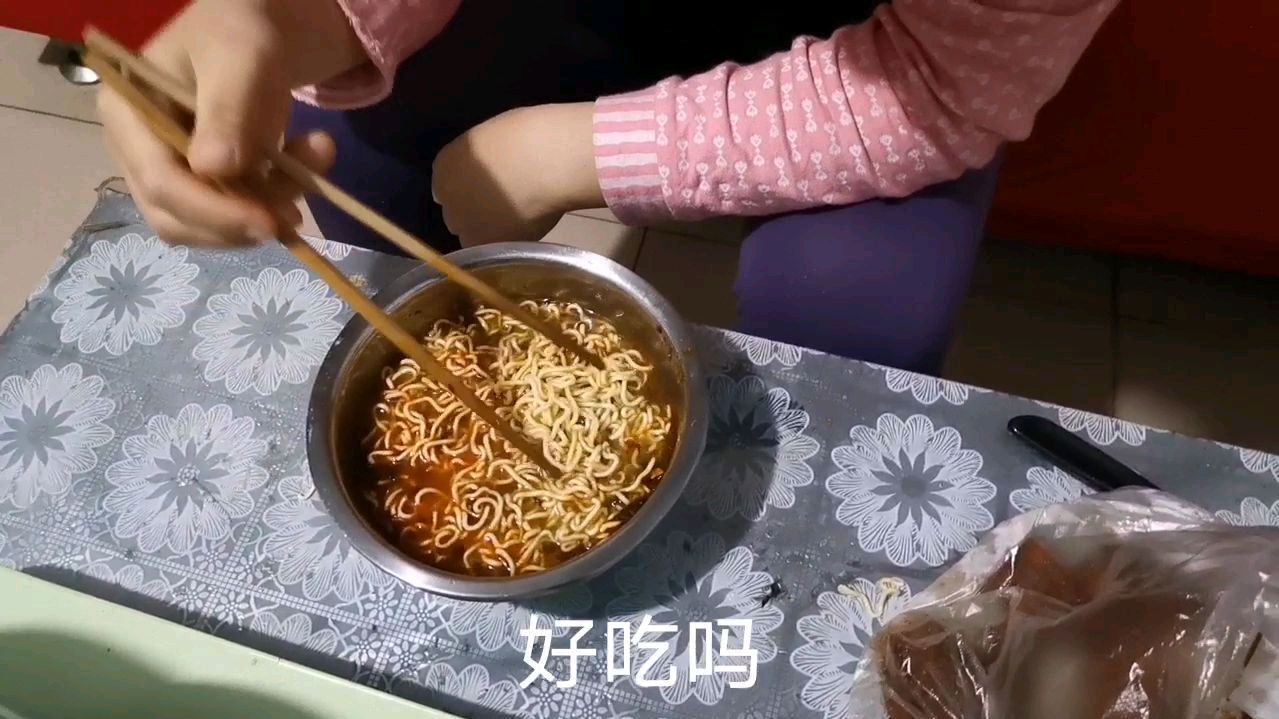 老鱼不做饭媳妇气的吃泡面,鸡叉骨,东北北大仓白酒下肚,乐悠悠