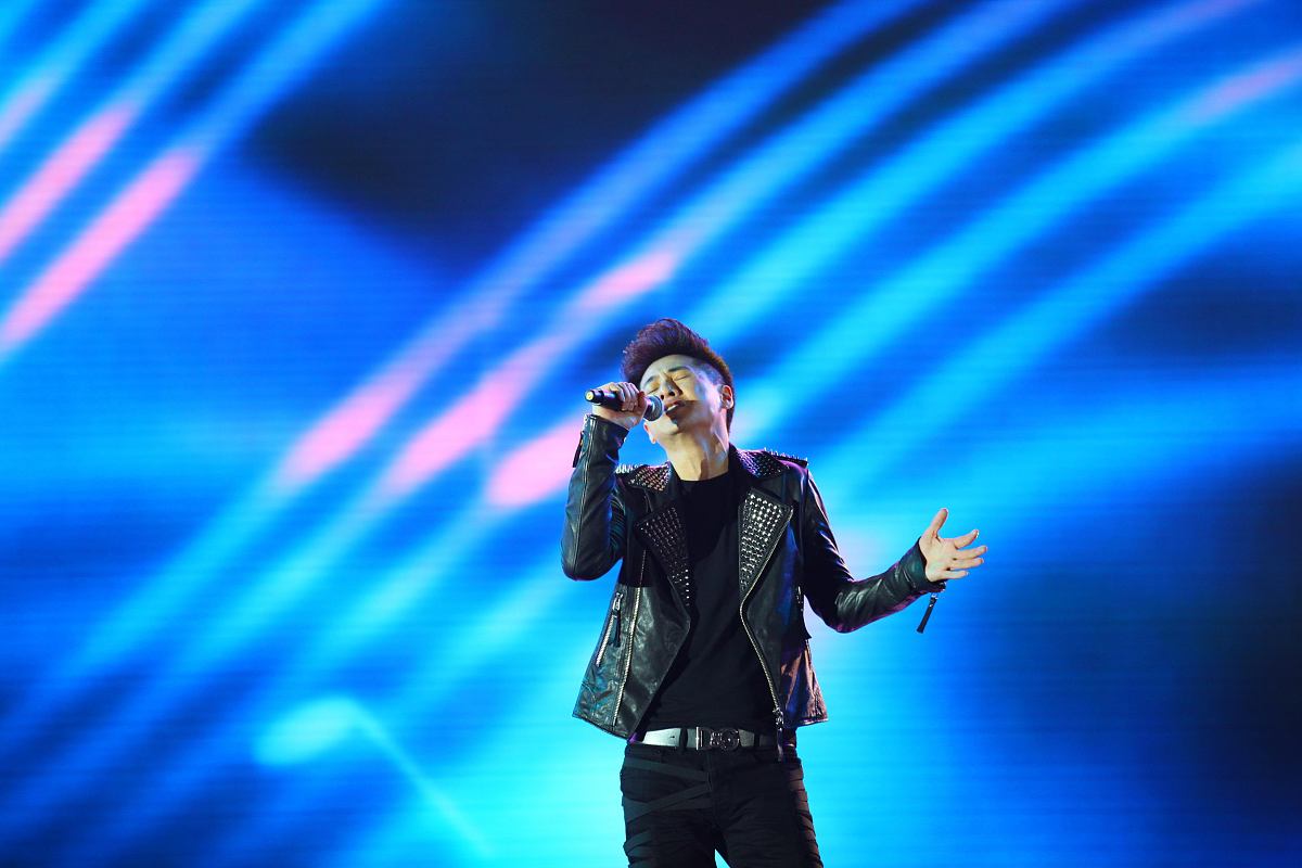 写一份关于老人与海中圣地亚哥的勇气分析