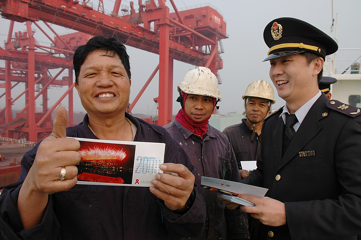 2008年11月24日,在山东省日照港靠泊的巴西籍瑞纳特货轮上,一外籍船员