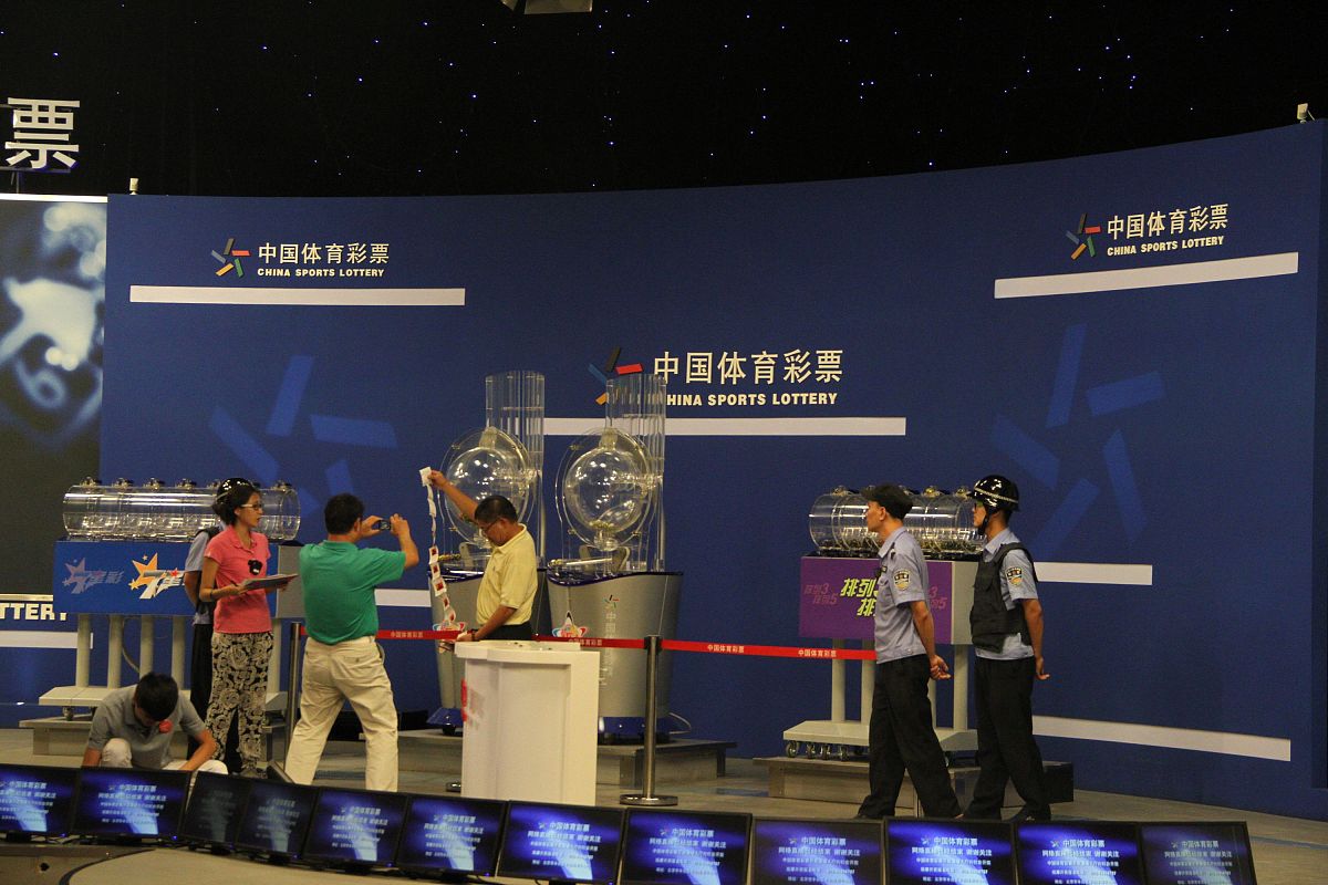 2015年8月3日,北京,体彩超级大乐透开奖现场.***_***2015年8月3日,北