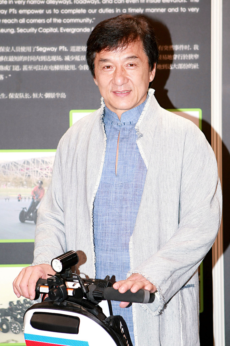 2008年6月4日,香港,成龙出席其代理的segway电动车推介活动.+++_+++成