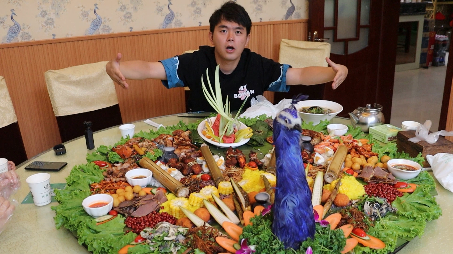试吃588一桌的“傣族孔雀宴手抓饭”,满满一桌菜堪比满汉全席